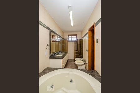 Casa à venda com 380m², 4 quartos e 4 vagasBanheiro Suíte master