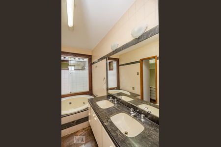 Casa à venda com 380m², 4 quartos e 4 vagasBanheiro Suíte master