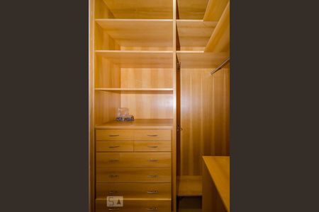 Casa à venda com 380m², 4 quartos e 4 vagasCloset Suíte 2