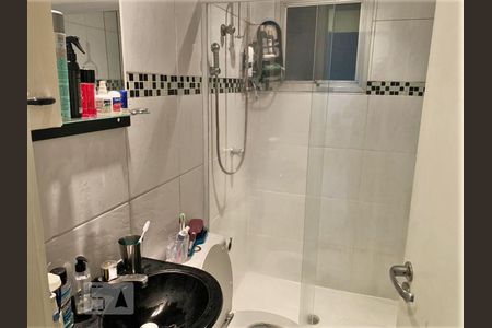 Banheiro de apartamento à venda com 2 quartos, 57m² em Vila Mangalot, São Paulo