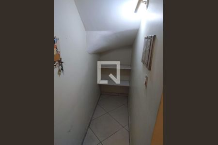 Casa à venda com 270m², 3 quartos e 2 vagasEscada