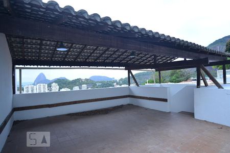 Casa à venda com 220m², 4 quartos e 2 vagasTerraço
