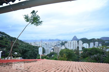 Casa à venda com 220m², 4 quartos e 2 vagasTelhado