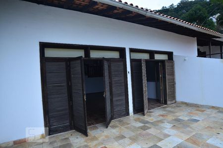 Casa à venda com 220m², 4 quartos e 2 vagasQuintal