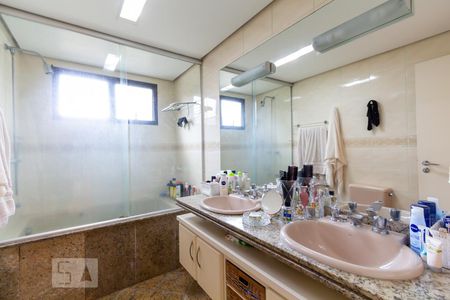 Apartamento à venda com 176m², 3 quartos e sem vagaBanheiro da suíte 1