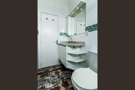 Banheiro de apartamento à venda com 2 quartos, 48m² em Camaquã, Porto Alegre