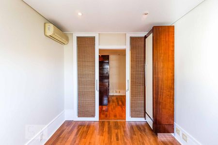 Apartamento à venda com 243m², 3 quartos e 4 vagas Apartamento à venda com 243m², 3 quartos e 4 vagasQuarto 1