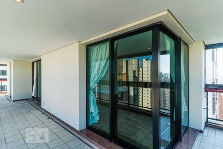 Apartamento à venda com 243m², 3 quartos e 4 vagas Apartamento à venda com 243m², 3 quartos e 4 vagasVaranda