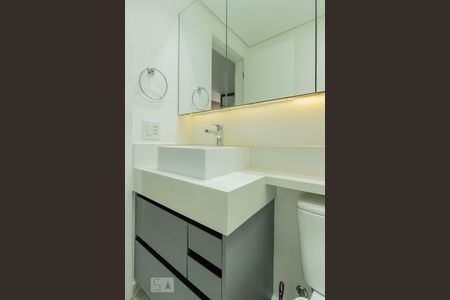 Banheiro de apartamento à venda com 1 quarto, 43m² em Santo Amaro, São Paulo