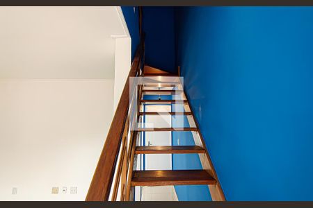 Casa à venda com 85m², 2 quartos e 2 vagasEscada