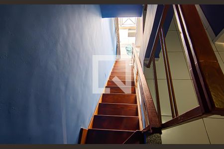 Casa à venda com 85m², 2 quartos e 2 vagasEscada