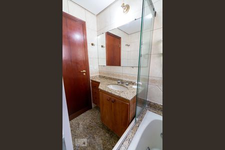 Apartamento para alugar com 205m², 4 quartos e 2 vagasBanheiro quarto 3 suíte