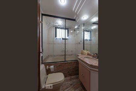 Apartamento à venda com 242m², 4 quartos e 3 vagasBanheiro da Suíte 2