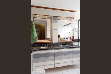 Apartamento à venda com 208m², 5 quartos e 3 vagasBanheiro do Quarto 1