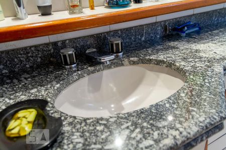 Apartamento à venda com 208m², 5 quartos e 3 vagasBanheiro do Corredor 