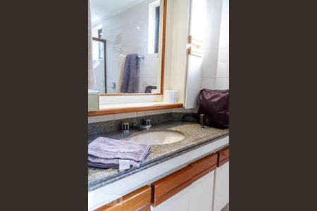 Apartamento à venda com 208m², 5 quartos e 3 vagasBanheiro do Quarto 2