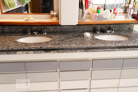 Apartamento à venda com 208m², 5 quartos e 3 vagasBanheiro do Quarto 1