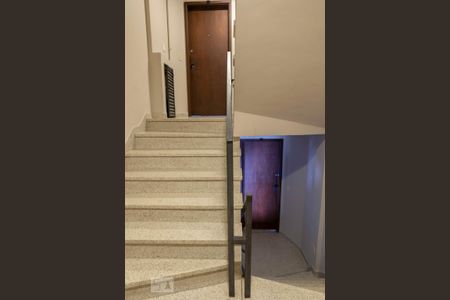 Studio para alugar com 35m², 1 quarto e sem vaga Studio para alugar com 35m², 1 quarto e sem vagaEscada