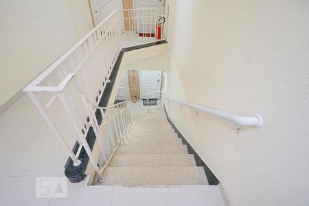 Apartamento para alugar com 109m², 2 quartos e sem vaga Apartamento para alugar com 109m², 2 quartos e sem vagaEscada