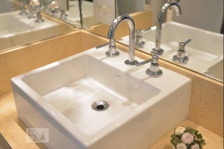 Apartamento para alugar com 75m², 2 quartos e 1 vaga Apartamento para alugar com 75m², 2 quartos e 1 vagaDetalhe Banheiro Social