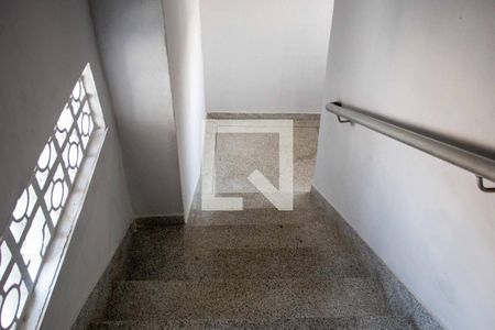 Apartamento para alugar com 60m², 2 quartos e sem vagaEscada