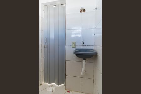 Banheiro de casa de condomínio para alugar com 1 quarto, 17m² em Parque das Paineiras, São Paulo