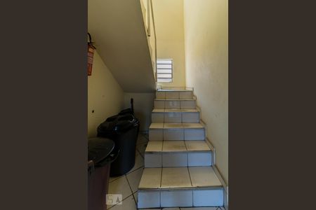 Escada de casa de condomínio para alugar com 1 quarto, 17m² em Parque das Paineiras, São Paulo
