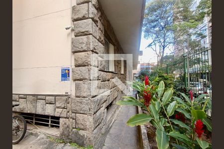 Fachada com cartaz QA de apartamento para alugar com 1 quarto, 45m² em Copacabana, Rio de Janeiro