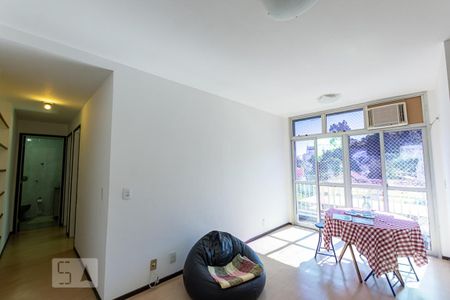 Apartamento à venda com 85m², 2 quartos e 1 vaga Apartamento à venda com 85m², 2 quartos e 1 vagaSala