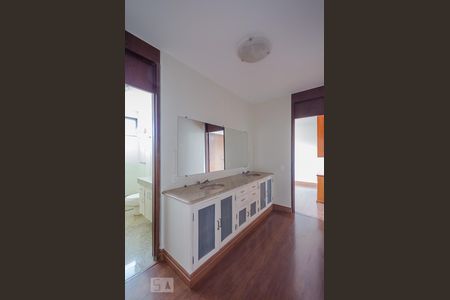 Casa à venda com 542m², 5 quartos e 2 vagasBanheiro Semi - Suítes