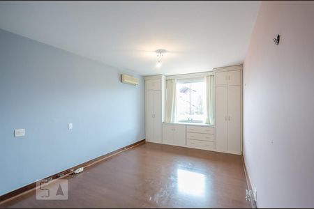 Casa à venda com 542m², 5 quartos e 2 vagasSuíte master