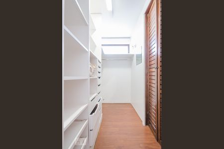 Casa à venda com 542m², 5 quartos e 2 vagasCloset Semi - Suíte 2
