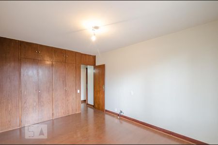 Casa à venda com 542m², 5 quartos e 2 vagasQuarto 4