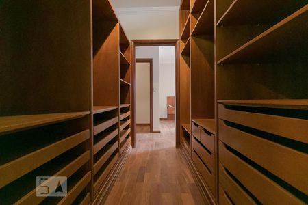 Casa de condomínio para alugar com 520m², 5 quartos e 4 vagas Casa de condomínio para alugar com 520m², 5 quartos e 4 vagasCloset da Suíte 02