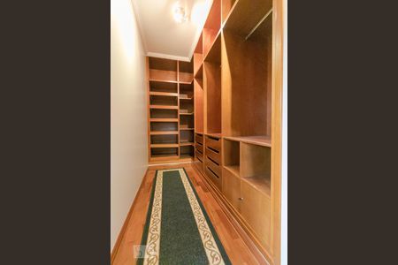 Casa de condomínio para alugar com 520m², 5 quartos e 4 vagas Casa de condomínio para alugar com 520m², 5 quartos e 4 vagasCloset da Suíte 03