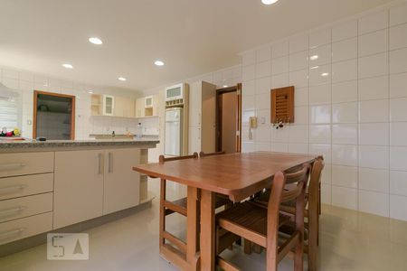 Casa de condomínio para alugar com 520m², 5 quartos e 4 vagas Casa de condomínio para alugar com 520m², 5 quartos e 4 vagasCopa