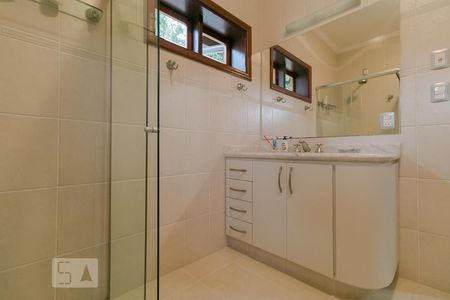 Casa de condomínio para alugar com 520m², 5 quartos e 4 vagas Casa de condomínio para alugar com 520m², 5 quartos e 4 vagasBanheiro da Suíte 01