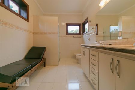 Casa de condomínio para alugar com 520m², 5 quartos e 4 vagas Casa de condomínio para alugar com 520m², 5 quartos e 4 vagasBanheiro da Suíte 04
