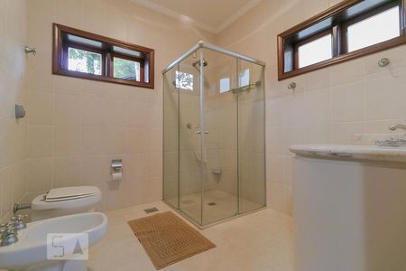 Casa de condomínio para alugar com 520m², 5 quartos e 4 vagas Casa de condomínio para alugar com 520m², 5 quartos e 4 vagasBanheiro da Suíte 01
