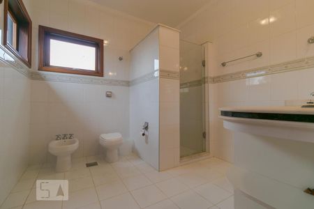 Casa de condomínio para alugar com 520m², 5 quartos e 4 vagas Casa de condomínio para alugar com 520m², 5 quartos e 4 vagasBanheiro da Suíte 03