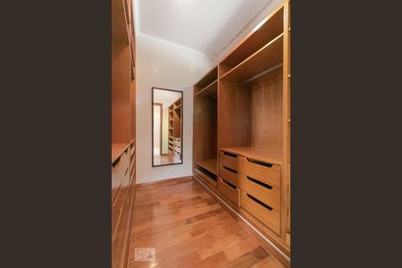 Casa de condomínio para alugar com 520m², 5 quartos e 4 vagas Casa de condomínio para alugar com 520m², 5 quartos e 4 vagasCloset da Suíte 04