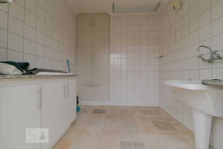 Casa de condomínio para alugar com 520m², 5 quartos e 4 vagas Casa de condomínio para alugar com 520m², 5 quartos e 4 vagasÁrea de Serviço