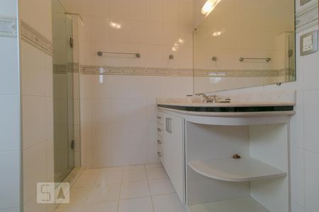 Casa de condomínio para alugar com 520m², 5 quartos e 4 vagas Casa de condomínio para alugar com 520m², 5 quartos e 4 vagasBanheiro da Suíte 03