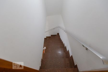 Casa à venda com 299m², 3 quartos e 2 vagas Casa à venda com 299m², 3 quartos e 2 vagasEscada