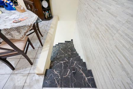 Escada de casa para alugar com 3 quartos, 120m² em Vila Nova York, São Paulo