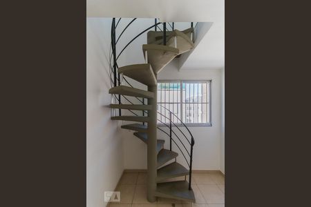 Apartamento à venda com 99m², 2 quartos e 1 vaga Apartamento à venda com 99m², 2 quartos e 1 vagaEscada