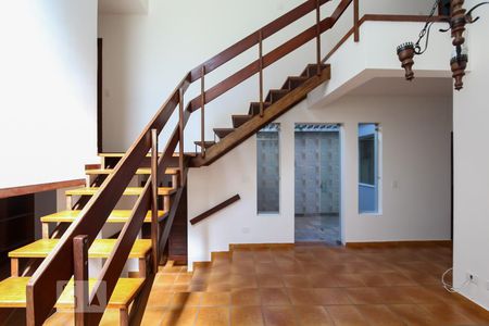 Casa à venda com 300m², 5 quartos e 3 vagas Casa à venda com 300m², 5 quartos e 3 vagasEscada para os quartos