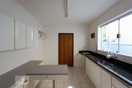 Casa à venda com 300m², 5 quartos e 3 vagas Casa à venda com 300m², 5 quartos e 3 vagasCozinha