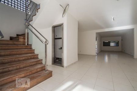 Casa à venda com 500m², 3 quartos e 6 vagasEscada