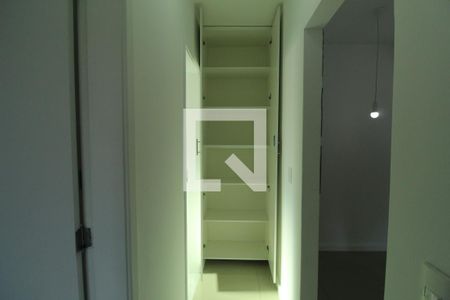 Apartamento à venda com 59m², 2 quartos e 1 vagaArmário no corredor para o banheiro